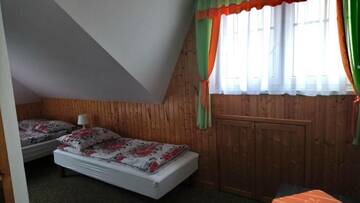 Фото номера Трехместный номер с собственной ванной комнатой Фермерские дома Pokoje Gościnne Strażnica г. Ярославец 4