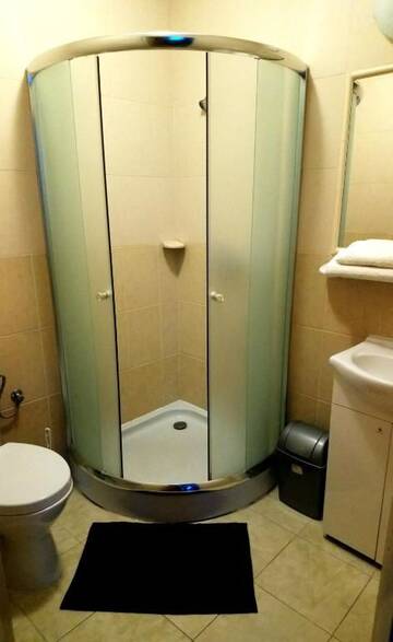 Фото номера Двухместный номер с 1 кроватью или 2 отдельными кроватями и ванной комнатой Фермерские дома Pokoje Gościnne Strażnica г. Ярославец 6